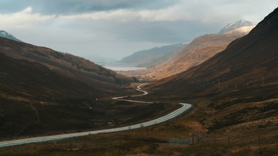 四面环山的水泥路